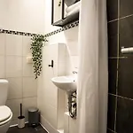 Spacious In Mitte For 6 Apartman