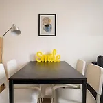 Spacious In Mitte For 6 Apartman