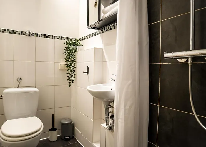 Spacious In Mitte For 6 شقة