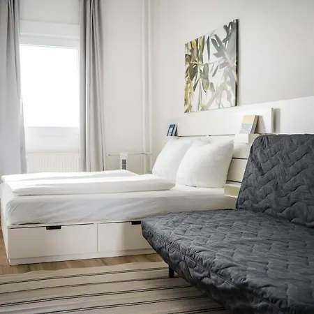 Spacious In Mitte For 6 דירה *